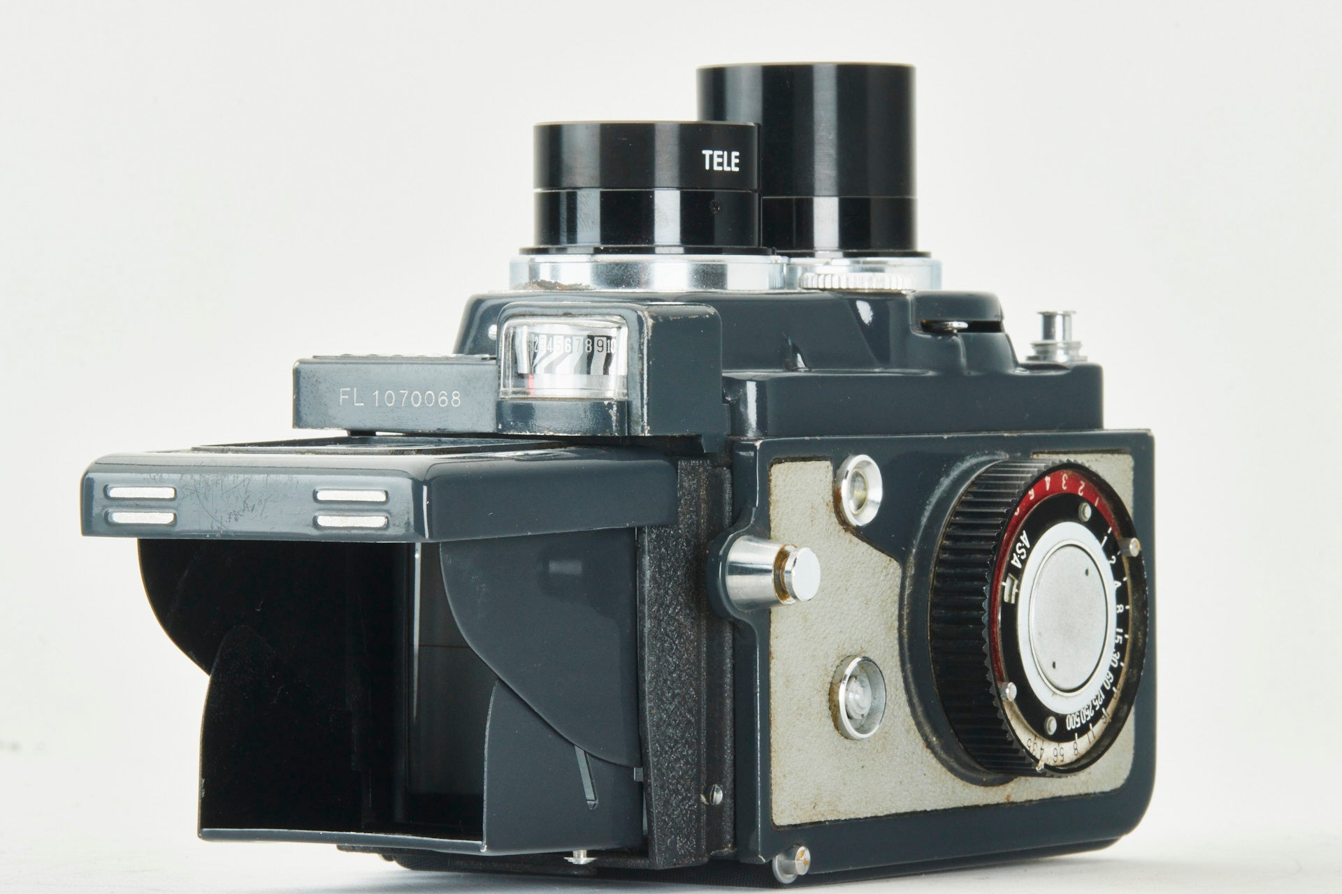 Yashica 44 LM w.Yashinon 3,5/60mm w, Telelens Case Strap and Cap CE11039