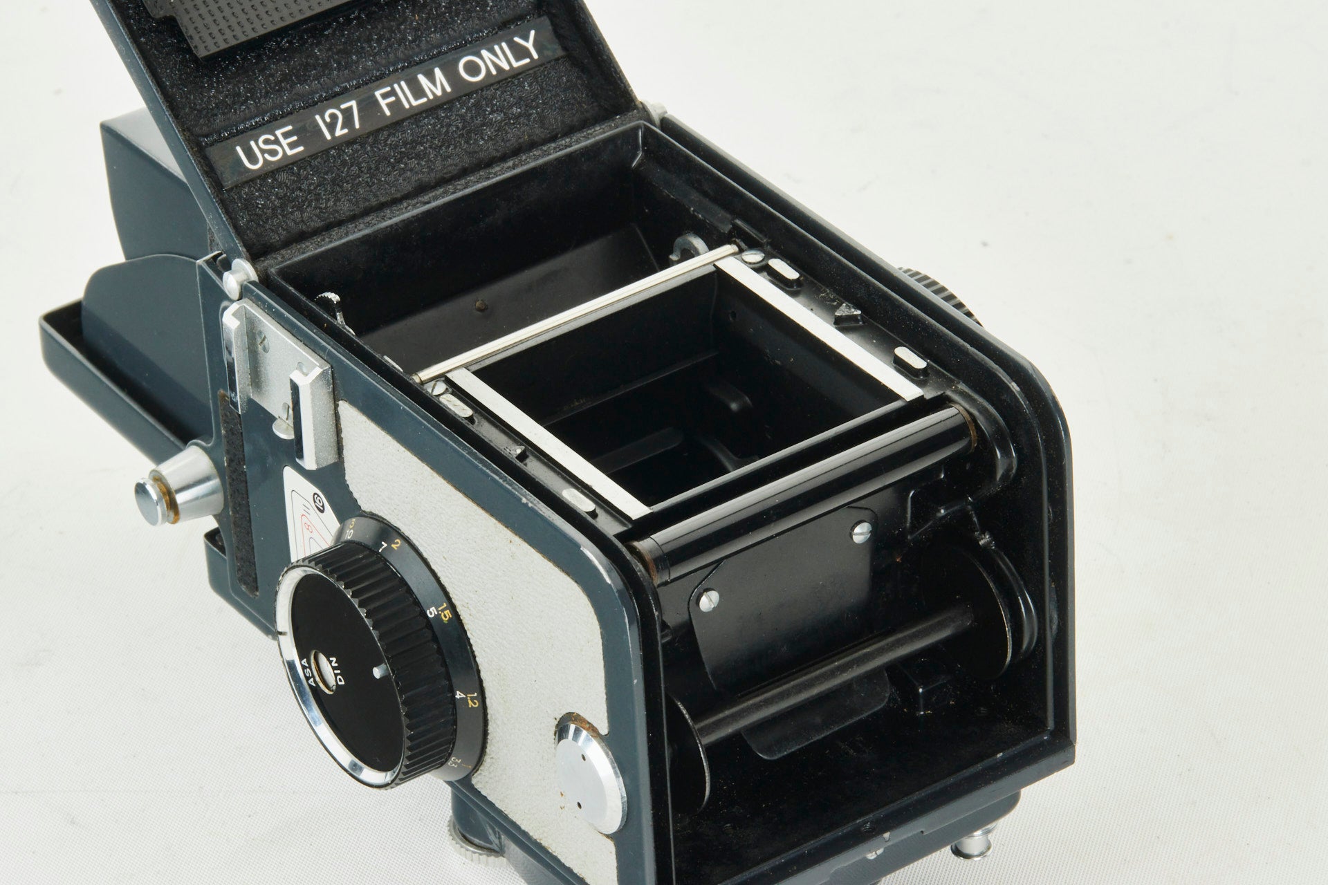 Yashica 44 LM w.Yashinon 3,5/60mm w, Telelens Case Strap and Cap CE11039